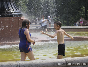 Екатеринбуржцы спасаются от жары в фонтанах и тенистых парках (ФОТО)