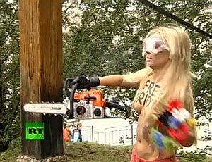 Femen в поддержку Pussy Riot спилили крест в центре Киева, установленный в память о жертвах НКВД (ВИДЕО)