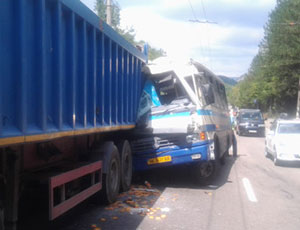 Один из пассажиров автобуса, попавшего в аварию на Ангарском перевале, умер в больнице (ФОТО)