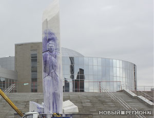 В Екатеринбурге памятник Ельцину залили краской сверху донизу (ФОТО, ВИДЕО)