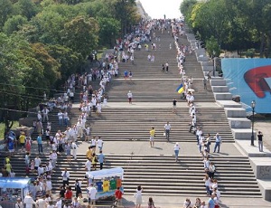 В Одессе создали самую длинную в мире живую цепь из вышиванок (ФОТО)