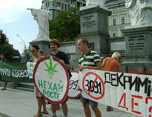 В центре Киева прошел марш за легализацию марихуаны (ФОТО, ВИДЕО)