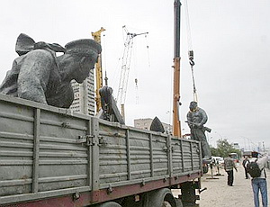 Демонтированный памятник советским морякам перенесут из центра Киева на Рыбальский остров (ФОТО)