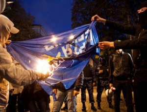 В Мариуполе сожгли флаг Партии регионов, а в Бердянске вывесили знамя УПА