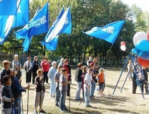 В Луганске регионал привлек детей к своей агитации (ФОТО)