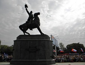 В Одессе во время открытия памятника Суворову от голода упала лошадь (ВИДЕО, ФОТО)