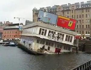 В Петербурге со скандалом затонул дебаркадер «Парус»