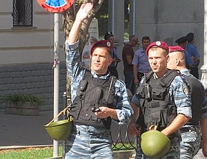 Движение транспорта в центре Севастополя перекрыли из-за ложного сообщения о минировании (ФОТО)