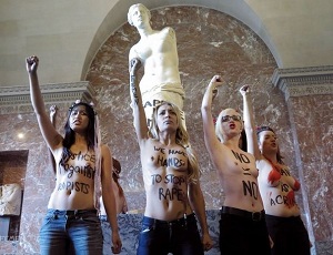 Активистки FEMEN разделись в Лувре возле статуи Венеры Милосской (ФОТО)