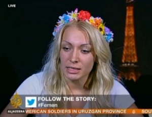 Активистка FEMEN попыталась показать грудь в прямом эфире арабского канала Al Jazeera (ВИДЕО)