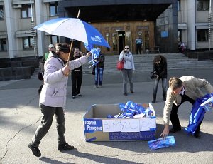 В Одессе предприниматели отправили Партию регионов в мусор (ВИДЕО, ФОТО)