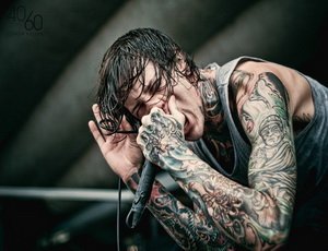 Погиб вокалист Suicide Silence Мич Лакер