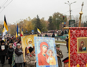 В Луганске 4 ноября прошло шествие под имперскими знаменами (ФОТО)