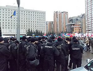 В Киеве возле ЦИК митингует около 300 активистов оппозиции (Добавлены ФОТО, ВИДЕО)