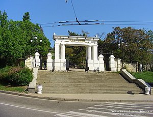 Жители Севастополя повалили забор стройплощадки у входа на Малахов курган