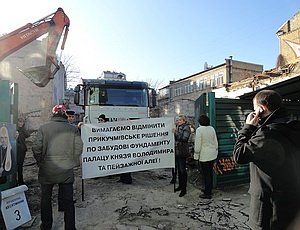 В центре Киева общественники блокируют стройплощадку элитной высотки (ФОТО)