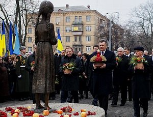 Работников бюджетных учреждений Киева согнали к Януковичу и мемориалу жертвам «голодомора» (ФОТО, ВИДЕО)