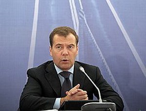 Медведев на фоне новых ДТП обещает меры противодействия