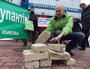 В Киеве пикетчики набросились на прокурора (ФОТО, ВИДЕО)