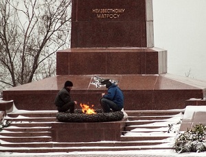 Одесские бомжи оккупировали Вечный огонь у памятника Неизвестному матросу (ФОТО)