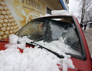 В Житомире глыба льда проломила крышу в машине (ФОТО)