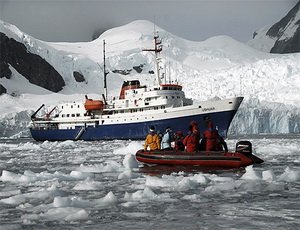 На Чукотке водолазы осмотрят севший на мель южнокорейский сухогруз