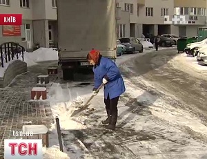 В снежном и обледенелом Киеве дворы чиновников сияют чистотой (ВИДЕО)