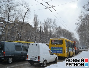 Власти Одессы проиграли битву со снегом – город стоит в ужасных пробках (ФОТО, ВИДЕО)