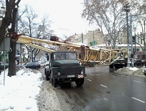 В центре Одессы проезжую часть перегородил строительный кран (ФОТО)