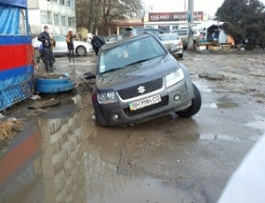 В Одессе внедорожник провалился в яму