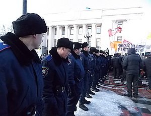 Возле неработающей Верховной Рады митинговали чернобыльцы (ФОТО, ВИДЕО)