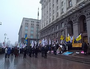 Возле горсовета Киева проходит митинг за отставку градоначальника Попова (ФОТО, ВИДЕО)