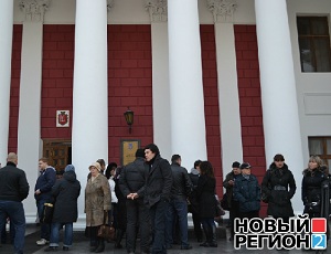 В Одессе обманутые инвесторы недостроев перекрывают дороги и осадили горсовет (ВИДЕО, ФОТО)