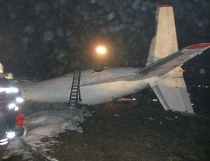 Семьям погибших при крушении самолета Ан-24 в Донецке выплатят по 100 тысяч гривен