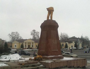 Националисты из «Свободы» в Сумской области самовольно уничтожили памятник Ленину (ВИДЕО)