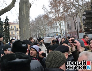 Одесскую мэрию взяли в кольцо массовые митинги (ВИДЕО, ФОТО)