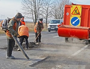 Азарову доложили, что «Укравтодор» уже залатал ямы на 85% основных дорог Украины