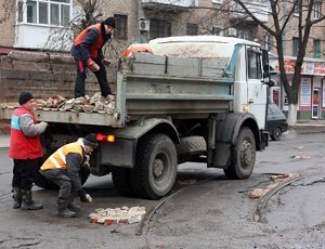 Замгубернатора: Латание ям тротуарной плиткой – успешный опыт Запорожья