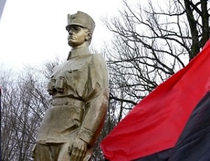 В Ивано-Франковской области повредили и залили краской памятники Бандере и Шухевичу