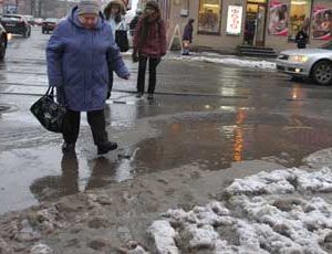 Москву начали засыпать реагентами