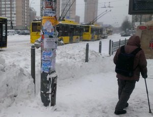 В Киеве остановилось всё движение транспорта из-за небывалых снегопадов (ФОТО, ВИДЕО)