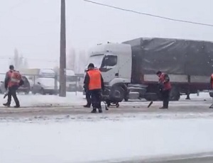 В Киеве коммунальщики латали дороги во время аномального снегопада (ВИДЕО)