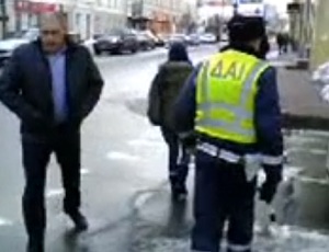 В центре Киева милиция отказалась защищать репортера, на которого напал неизвестный в штатском (ВИДЕО)