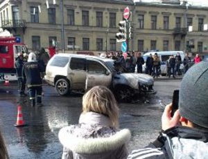 Сгоревший внедорожник парализовал движение в центре Петербурга