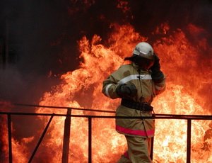 Во Владивостоке горел склад с пиротехникой