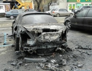 В центре Одессы сожгли ресторан и две иномарки (ВИДЕО)