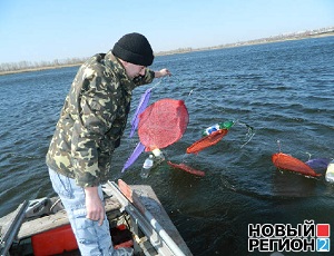 В Запорожской области Днепр насыщают рыбой на радость рыбакам и браконьерам (ФОТО)