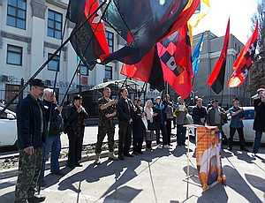 Украинские националисты пикетировали посольство России против Ивана Урганта (ФОТО, ВИДЕО)