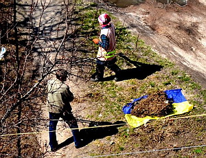 Покруче Урганта: В Чернигове дворники собирали мусор на флаг Украины (ФОТО, ВИДЕО)