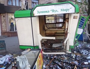 В Запорожье пьяный водитель «Toyota» разнес киоск на остановке (ФОТО)